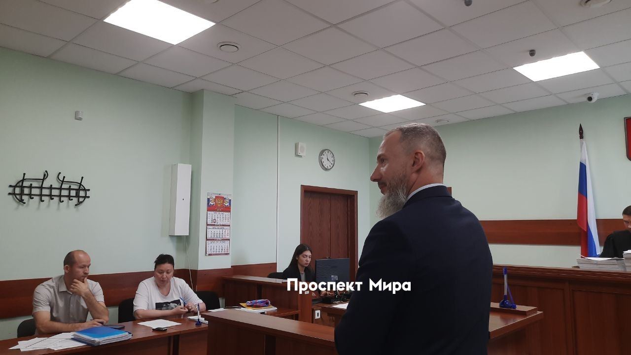 Первый замгубернатора Красноярского края пришел на суд по делу депутата Глискова