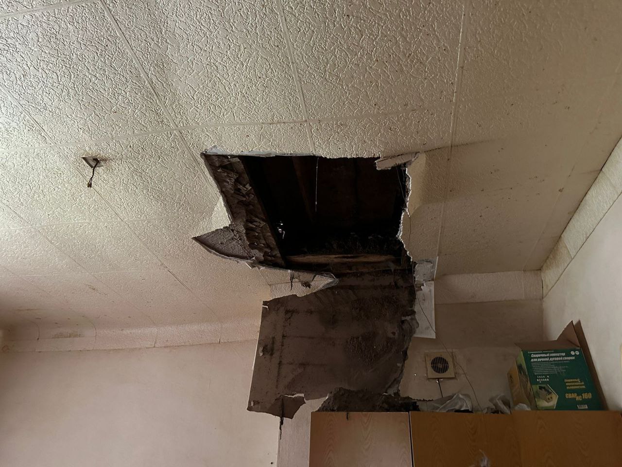 дыра в потолке после обрушения