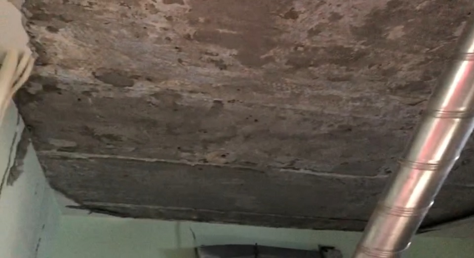 потолок с обвалившейся штукатуркой