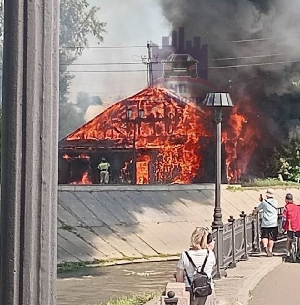 В Красноярске на берегу Качи сгорел деревянный дом