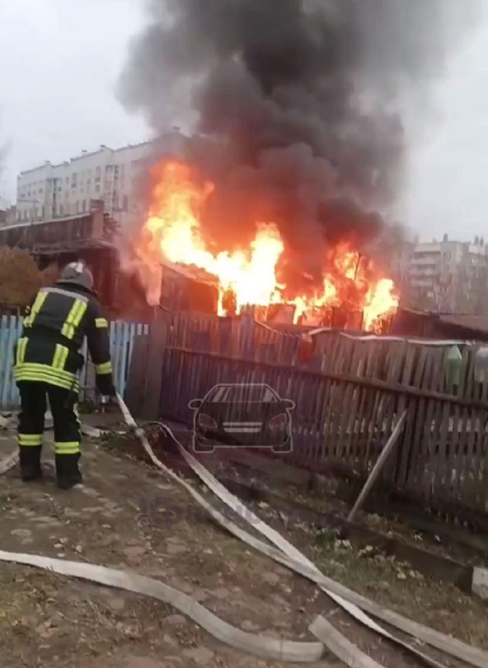 горящий деревянный дом, пожар в частном доме