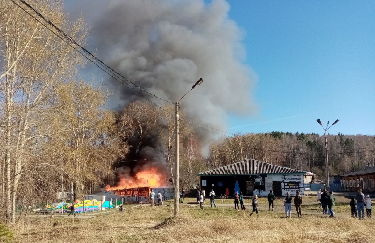 В красноярской Ветлужанке горит здание возле лыжной базы