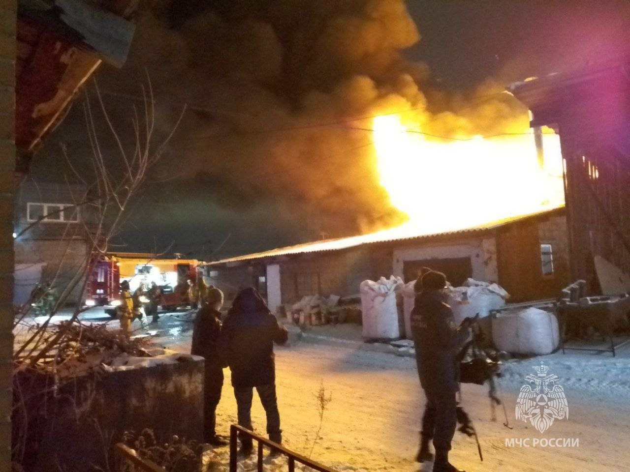 пожарные тушат горящее здание