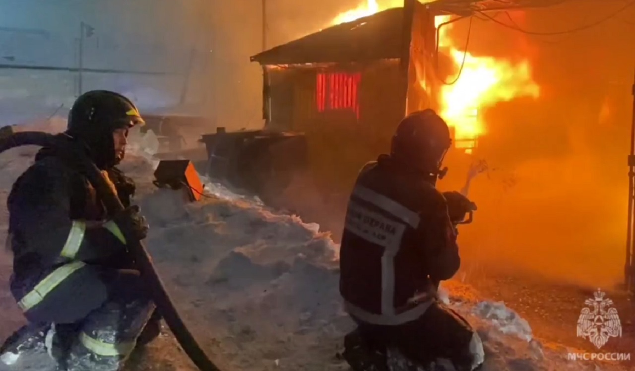 Пожарные в Норильске с ночи тушат горящие гаражи