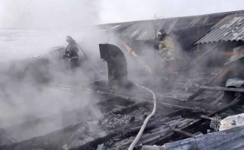 пожарные тушат здание в дыму