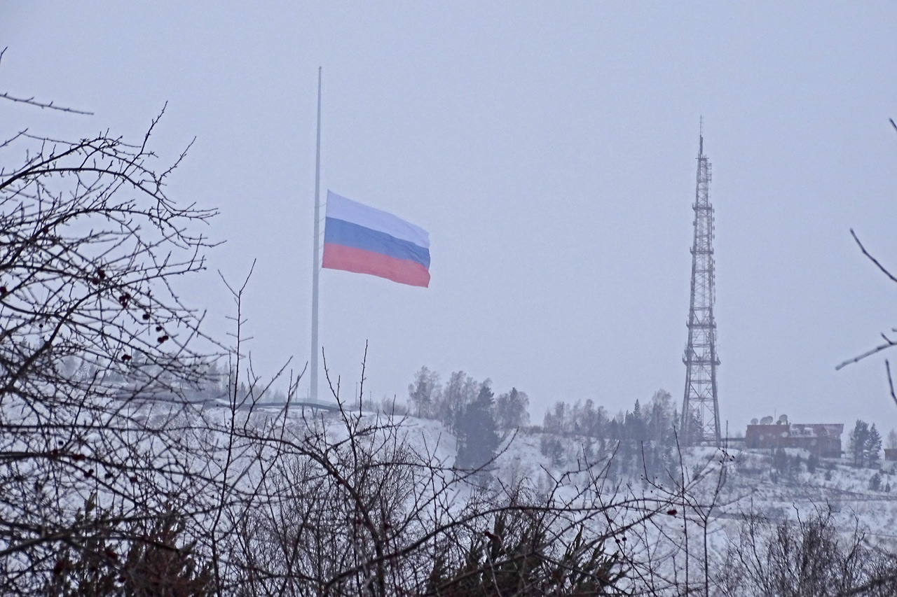 Самый большой государственный флаг России теперь приспущен
