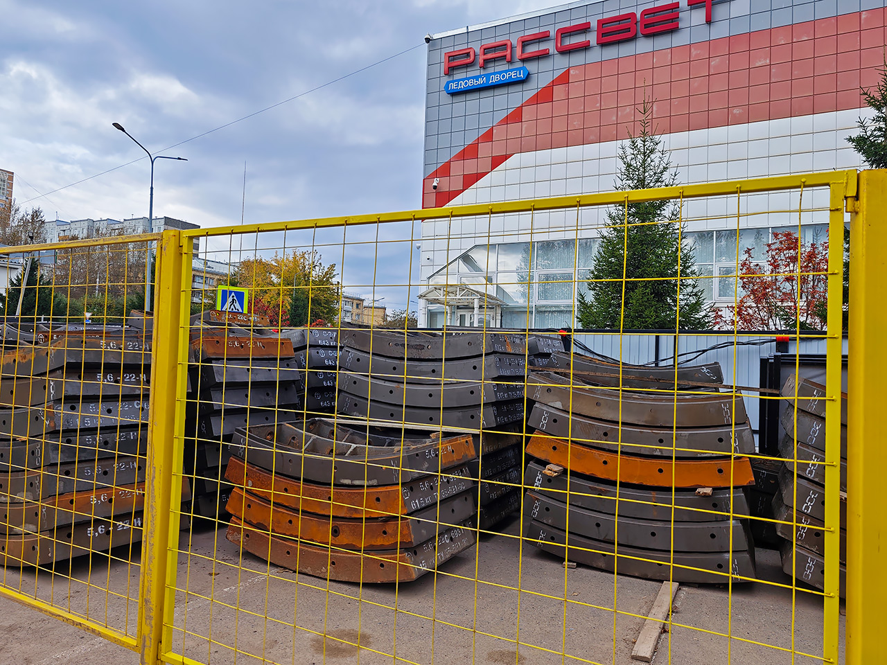 Запасы тюбингов у стадиона Рассвет в Красноярске