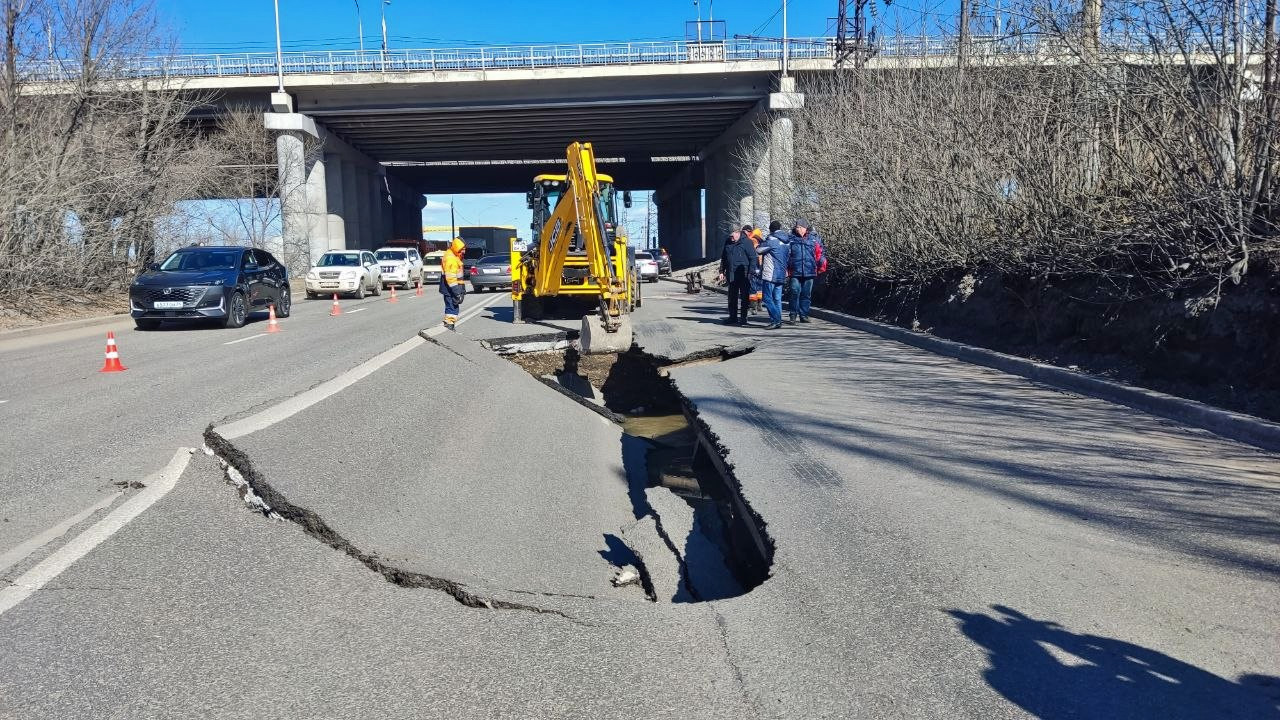 Асфальт мощно провалился на Семафорной в Красноярске