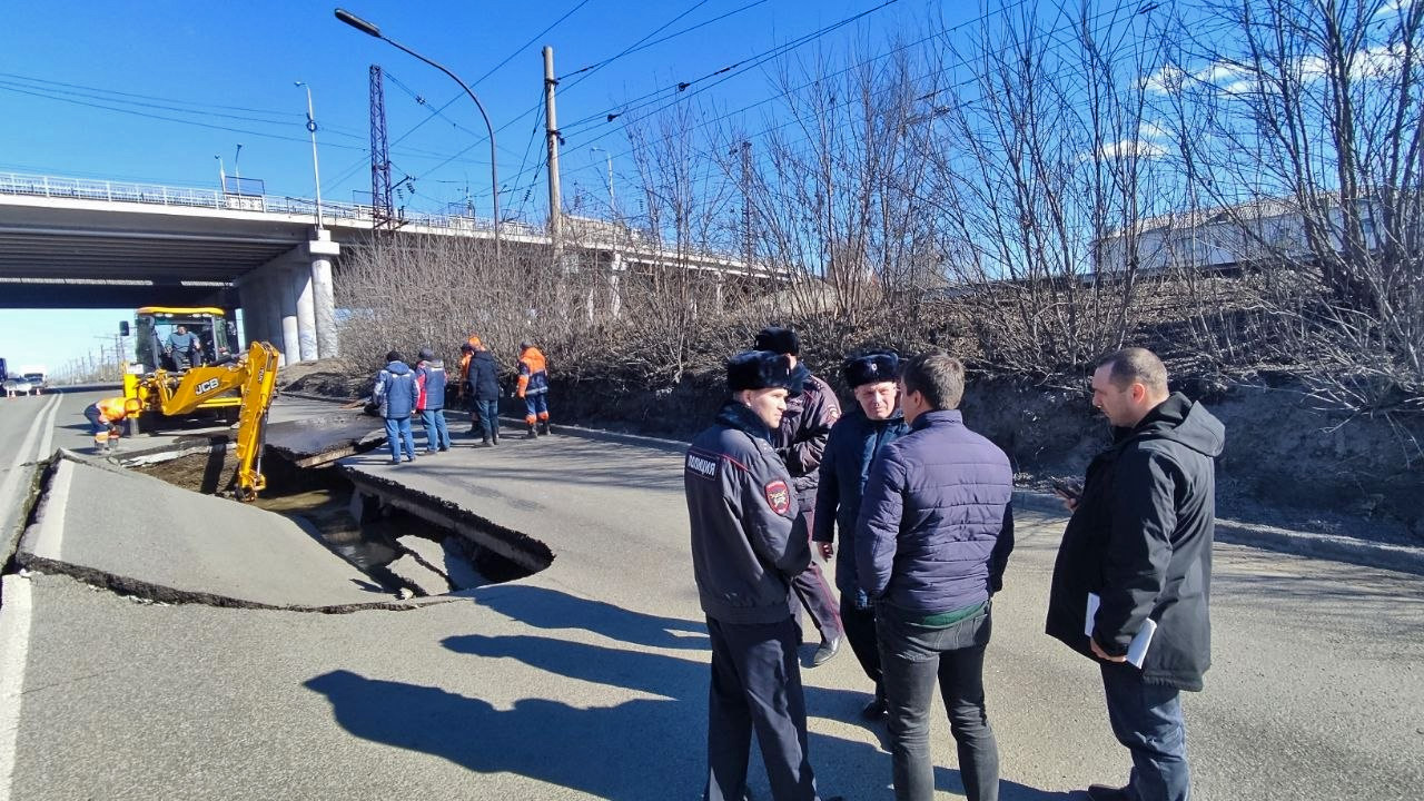 Асфальт мощно провалился на Семафорной в Красноярске