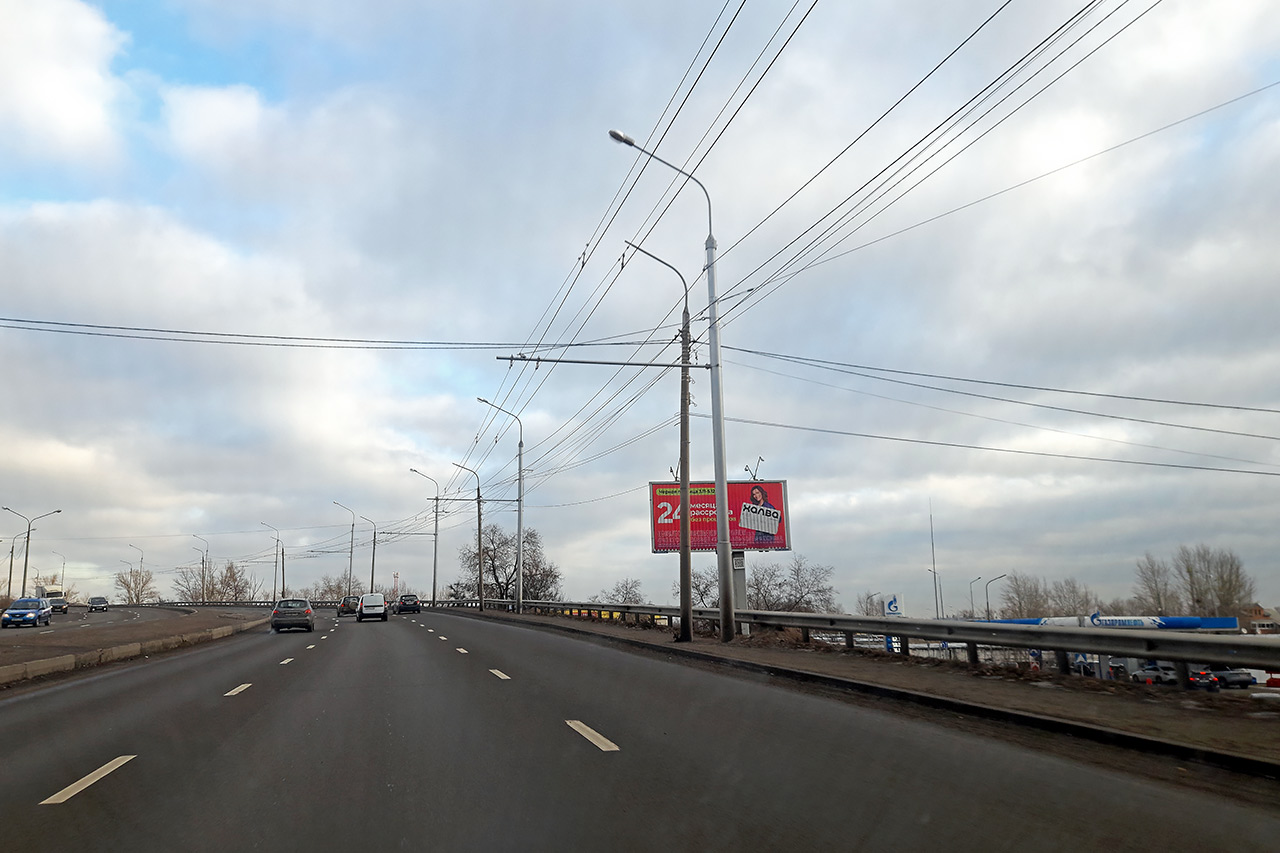 Контактная сеть смонтирована только по одной стороне виадука через через железную дорогу - в направлении Солнечного