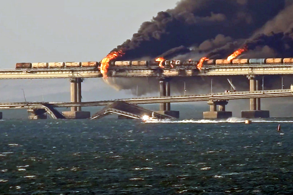 Крымский мост горит и обрушен