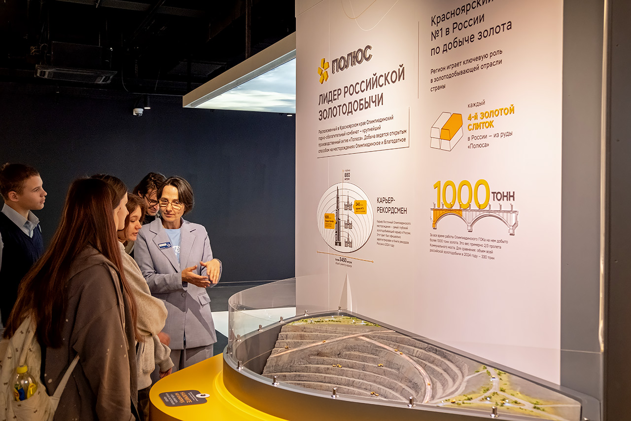 Экскурсия у макета карьера Восточный в Нацетнтре Россия