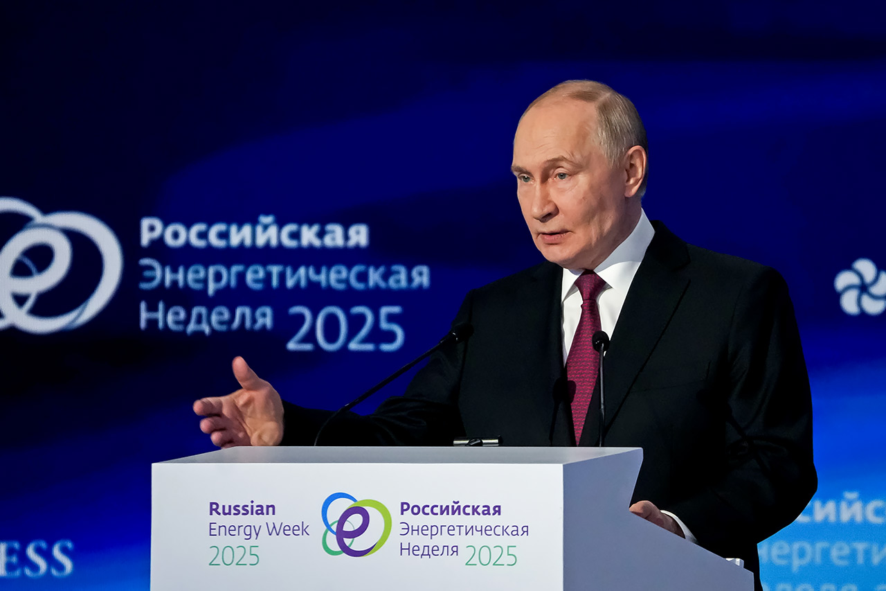 Владимир Путин выступает на Российской энергетической неделе