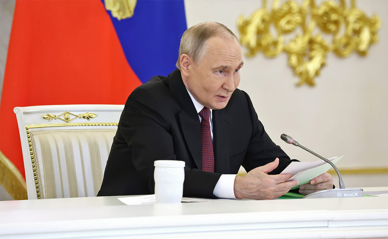 Владимир Путин на совещании в Кремле