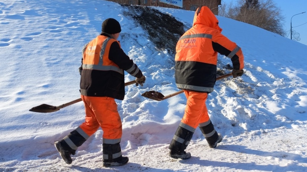 В Свердловском районе засыпали выходящую на дорогу снежную горку