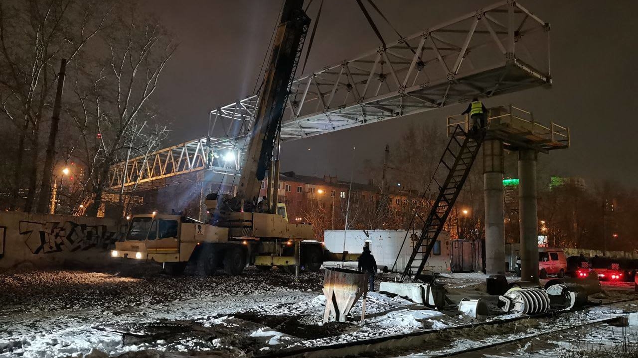 Пешеходному мосту на Семафорной в Красноярске поставили второй пролет