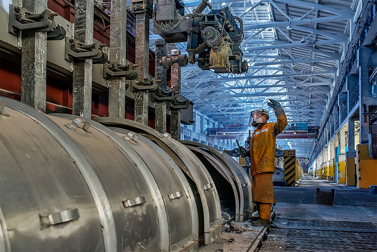Рабочий у электролизера на КрАЗе