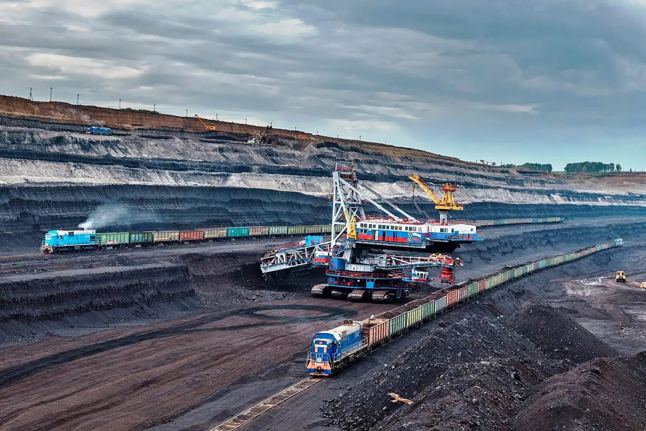 Угольный разрез в Красноярском крае и поезда