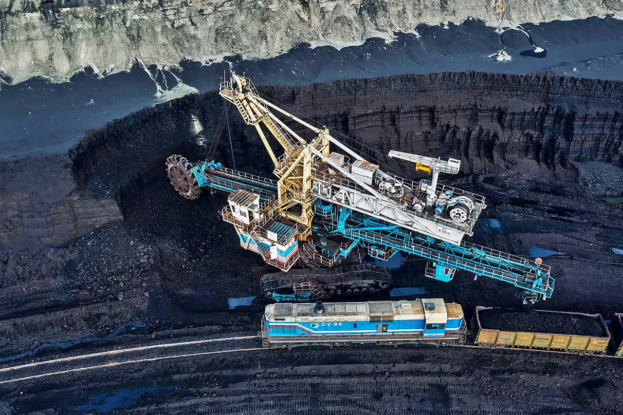 Шагающий экскаватор СУЭК и тепловоз