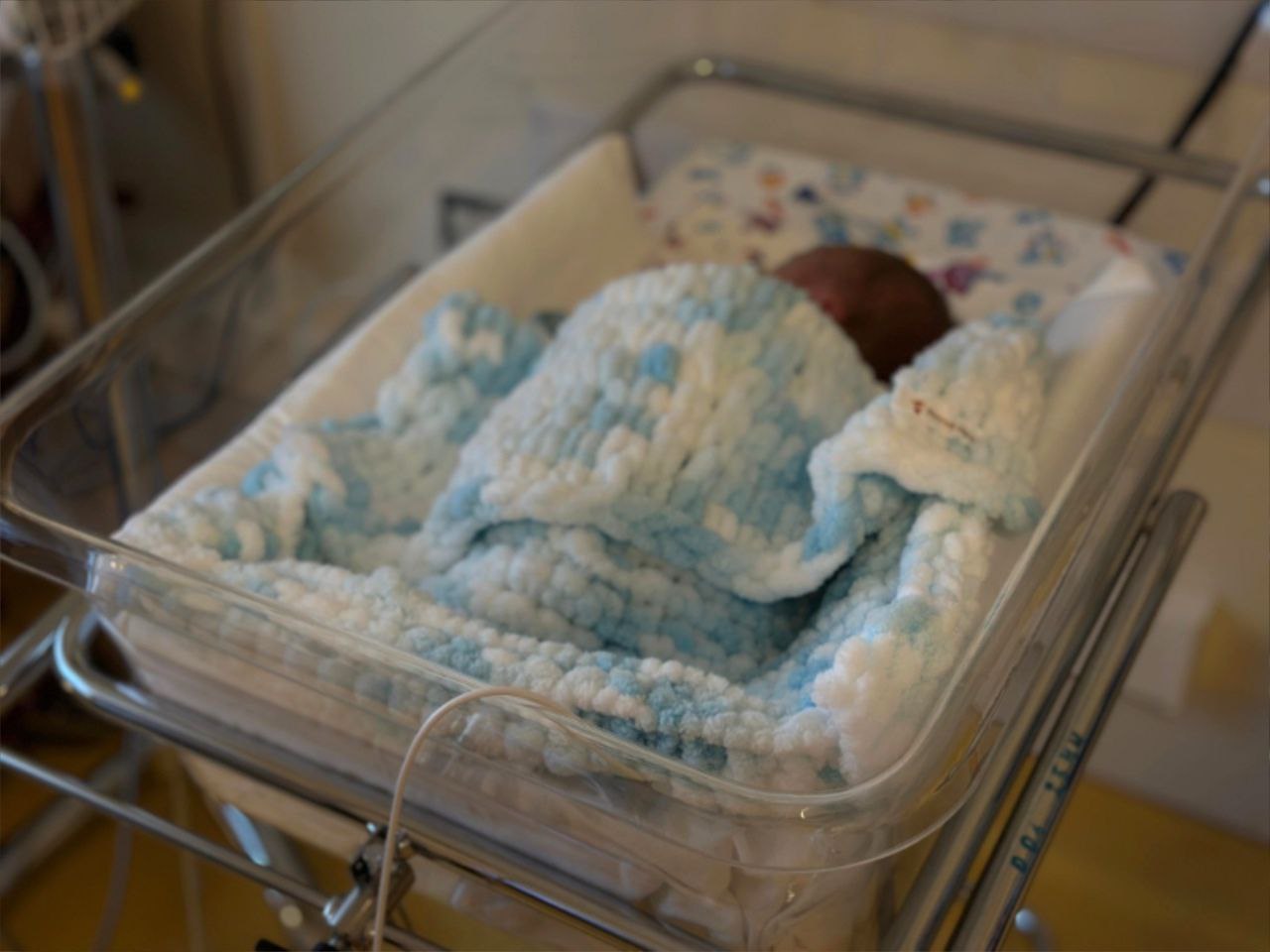 младенец в роддоме, новорожденный