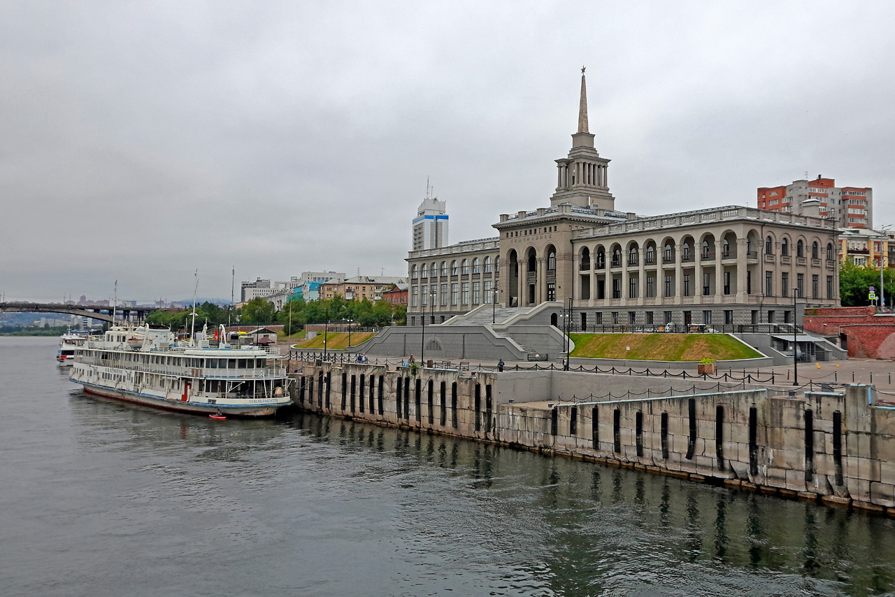 Речной вокзал Красноярска вид с воды