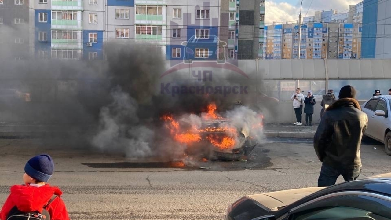 В Красноярске на Мартынова загорелся автомобиль