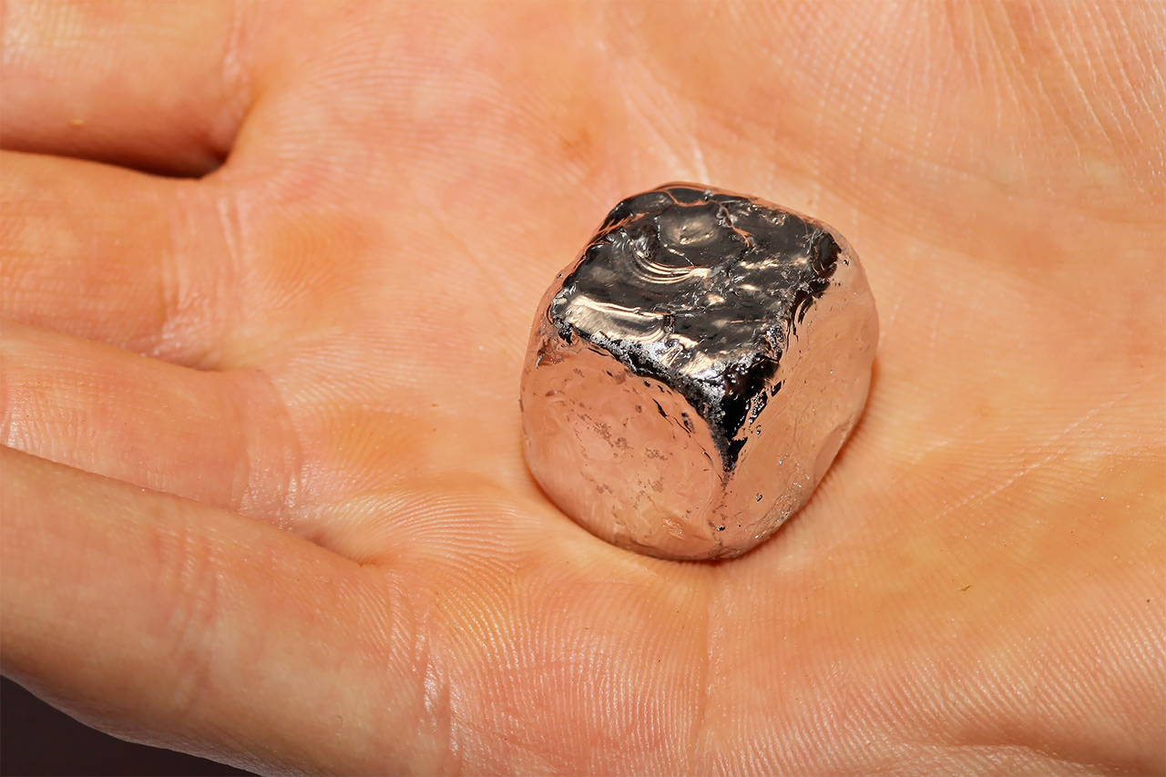 Кусочек металлического родия на ладони