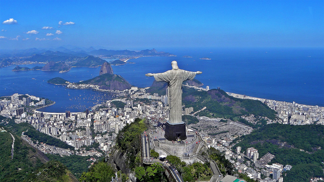 В Рио-де-Жанейро Христос простирает руки над всем городом