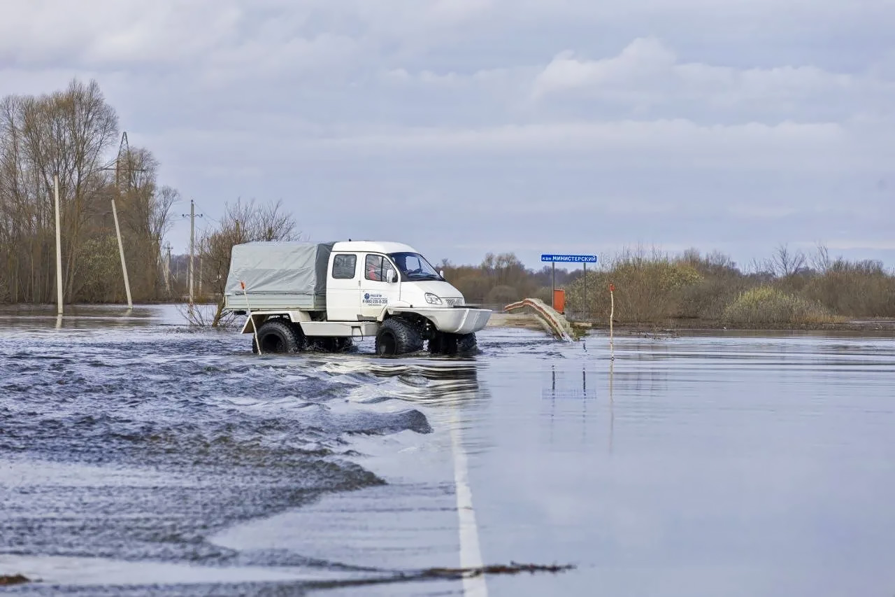 Автомобиль Россетей едет по паводку