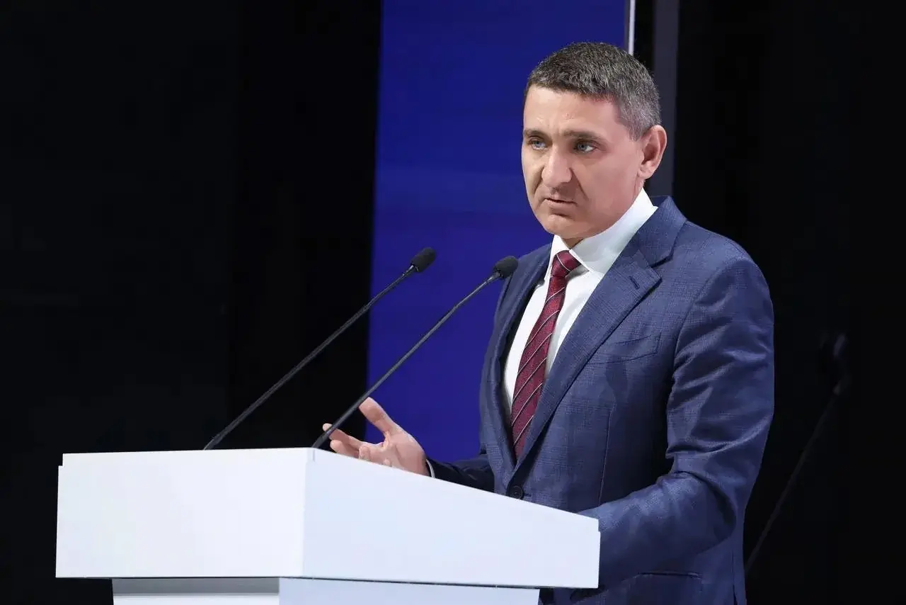 Андрей Рюмин глава Группы Россети выступает в Красноярске