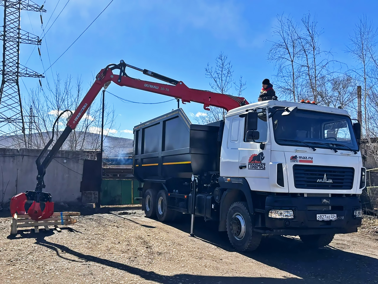 Ломовоз подбирает мусор