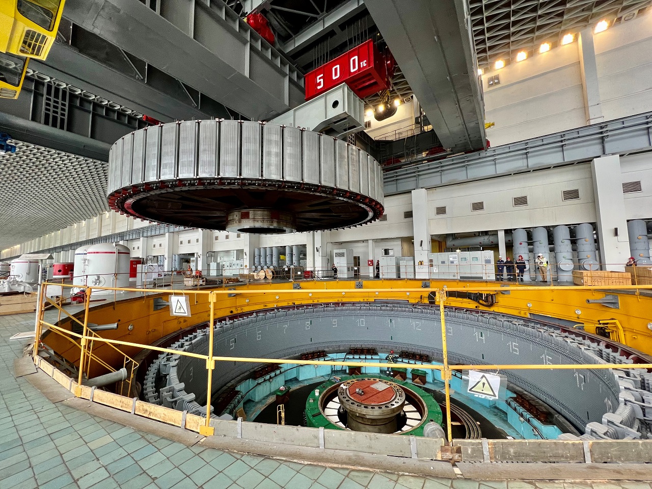 На Красноярской ГЭС установили 900-тонный ротор в кратер модернизированного гидроагрегат
