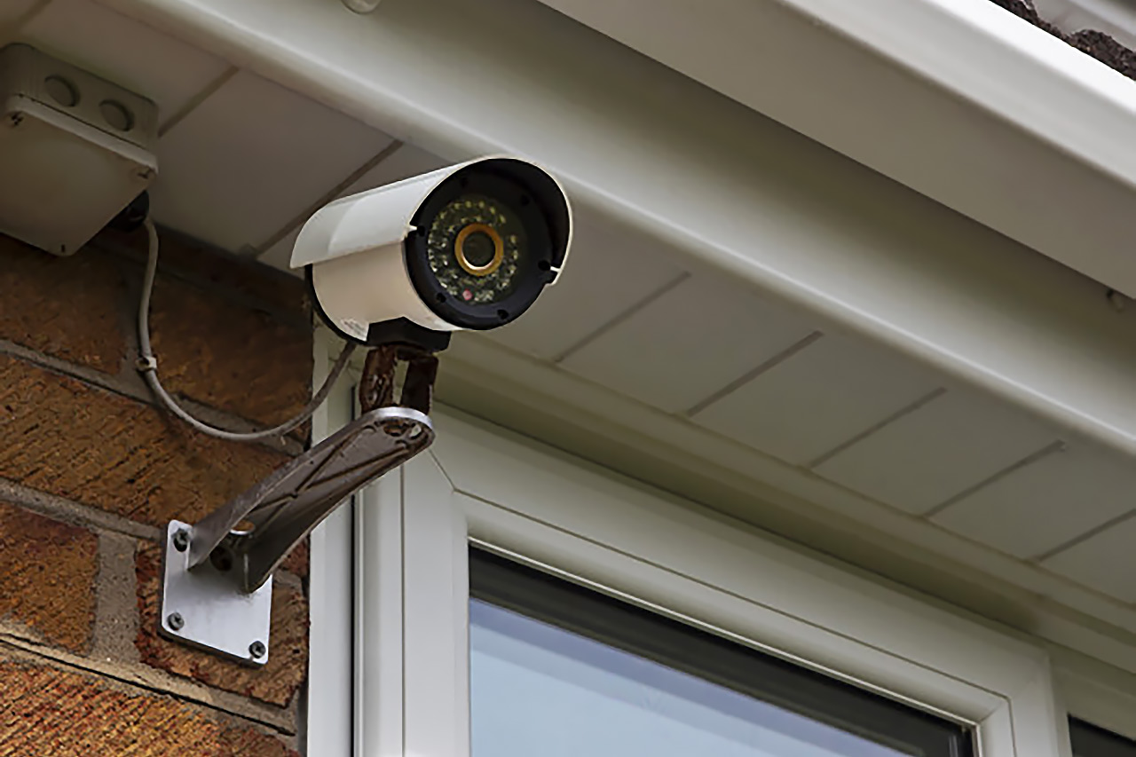 Видеонаблюдение Ростелеком видеокамера на стене дома