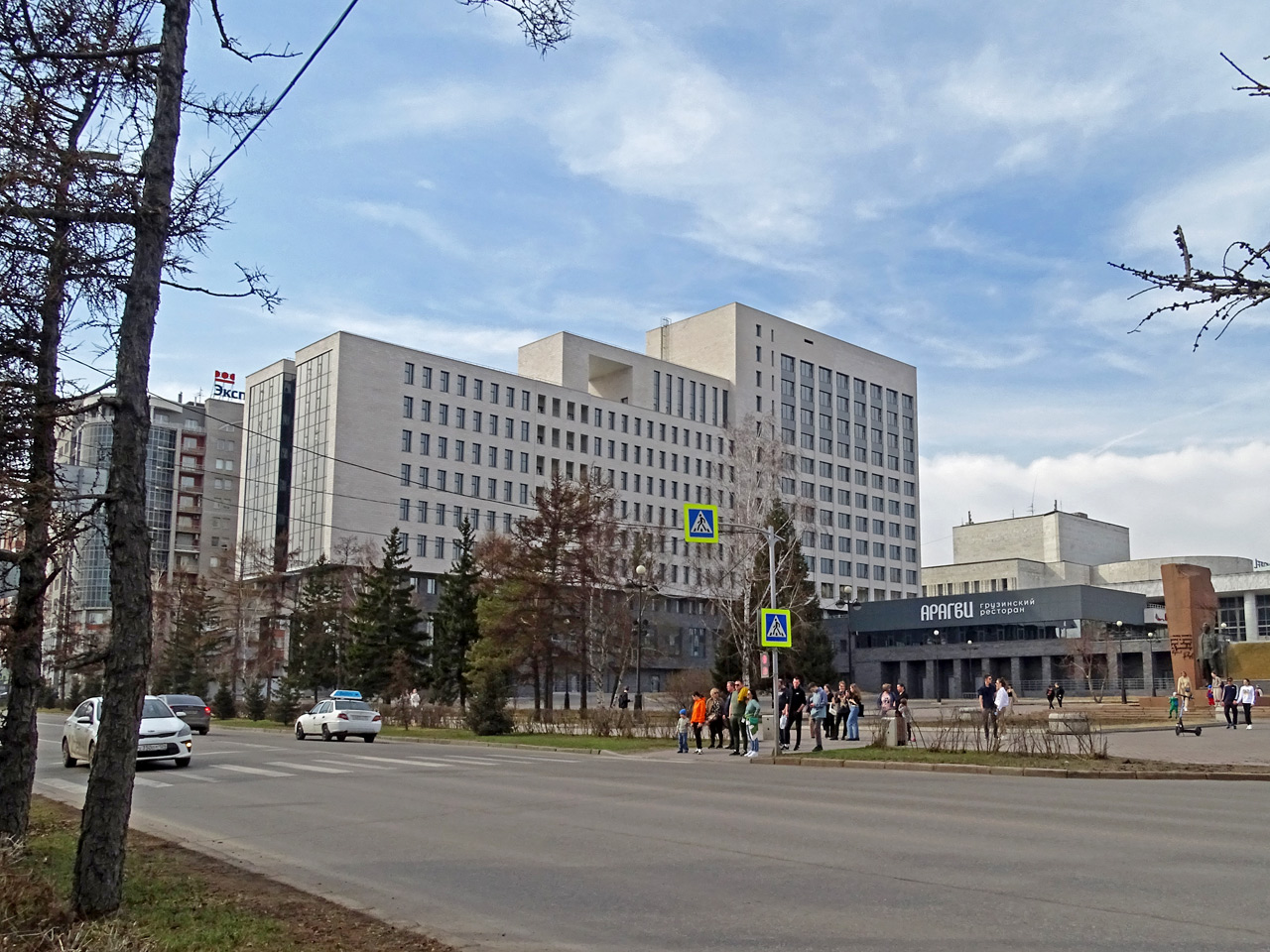 Здание на Театральной площади в Красноярске
