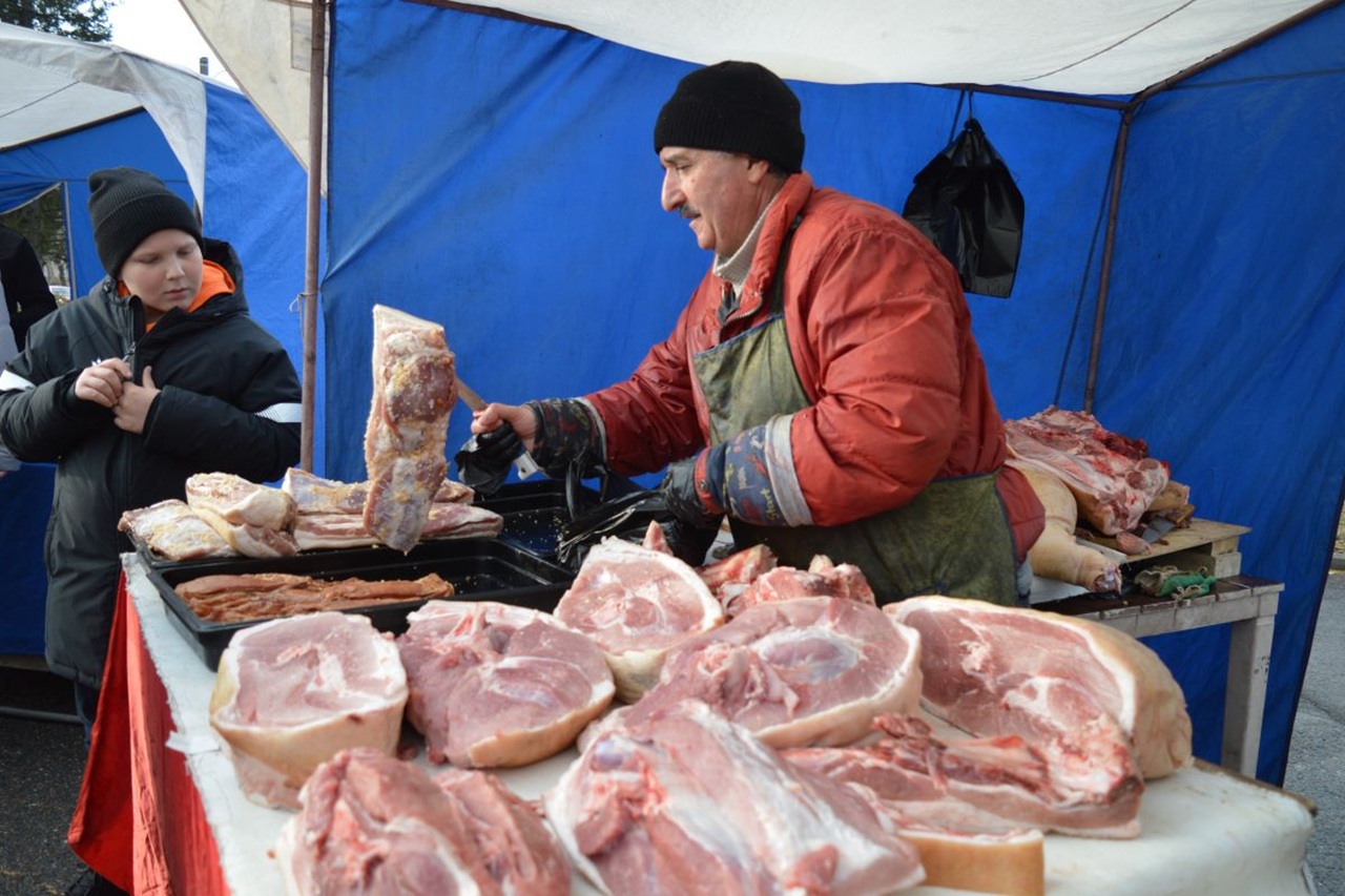 сало на ярмарке