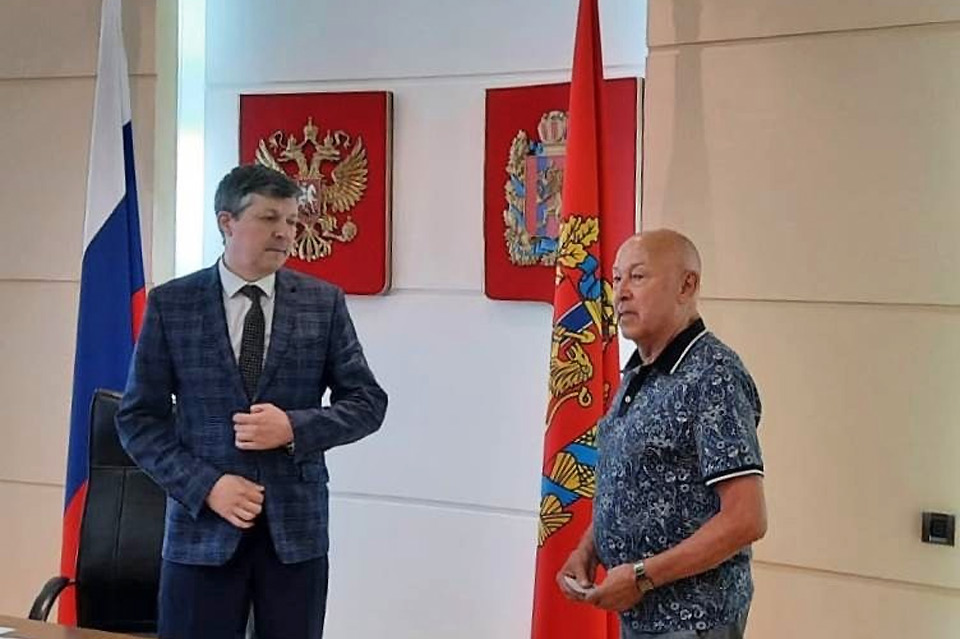 Анатолию Самкову вручают мандат в Красноярске