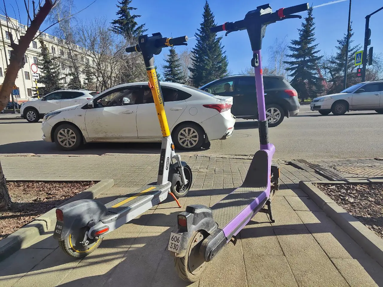 Самокаты на улице