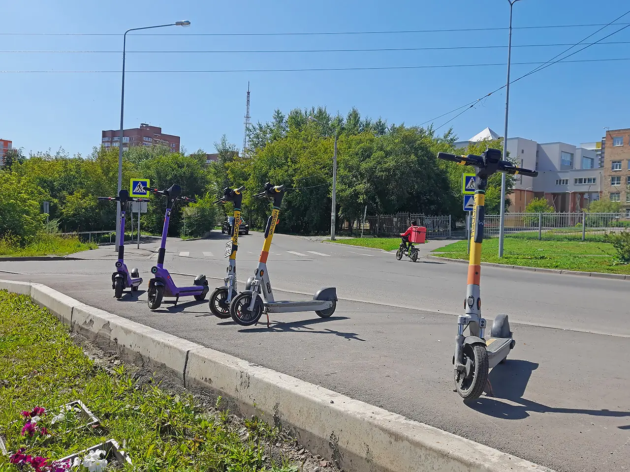 Самокаты на улице