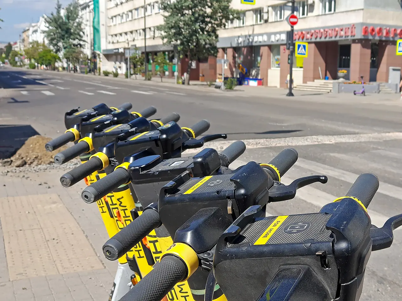Самокаты на улице