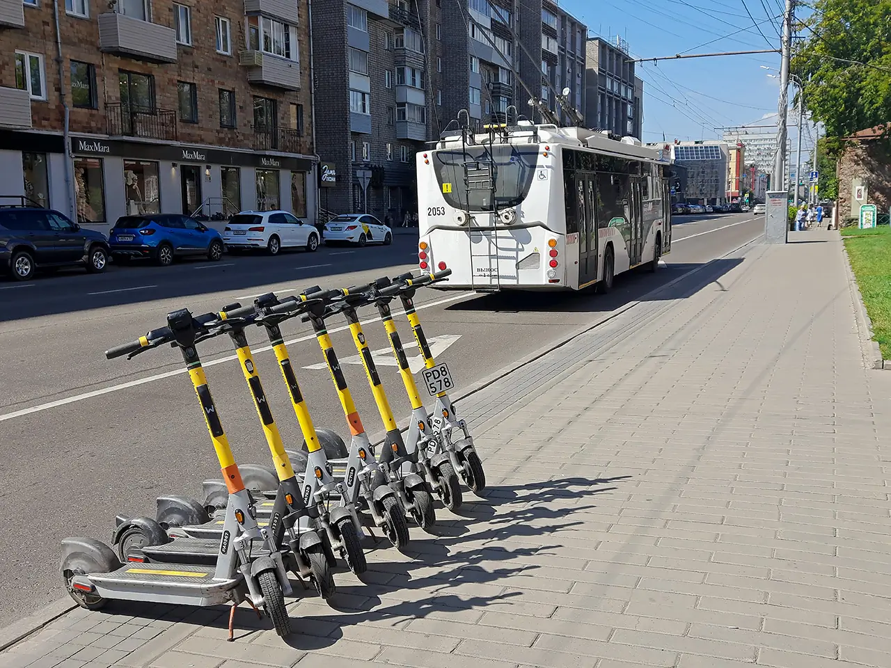 Самокаты на улице