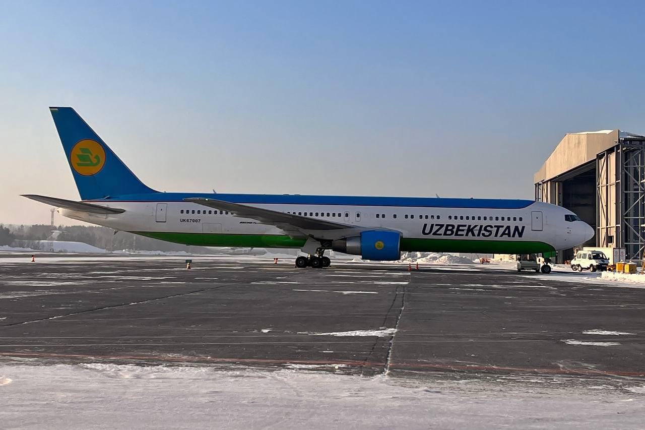 Boeing 767-300 Узбекских авиалиний в аэропорту Красноярск