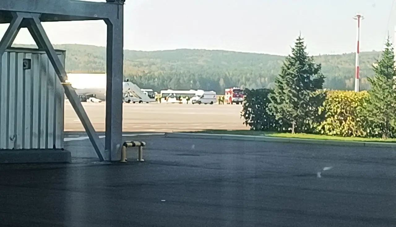 Самолет в аэропорту