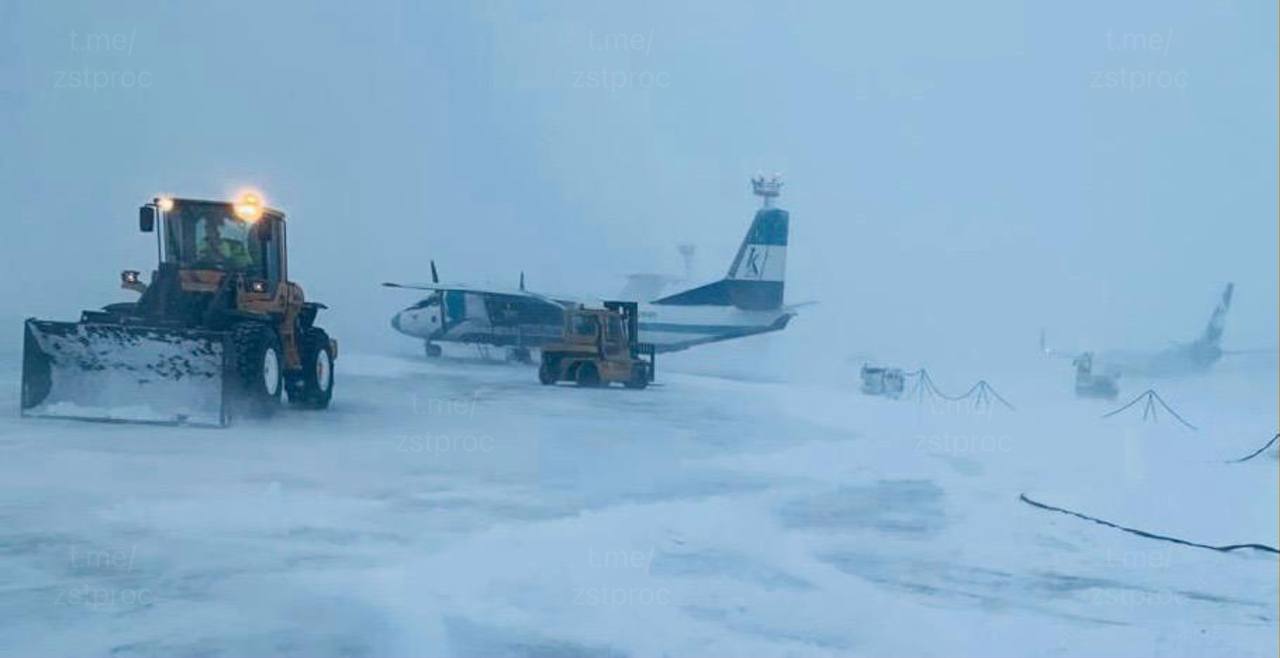 самолет в аэропорту Норильска зимой