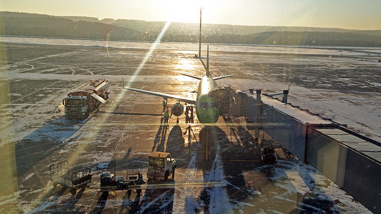 Самолеты в аэропорту зимой