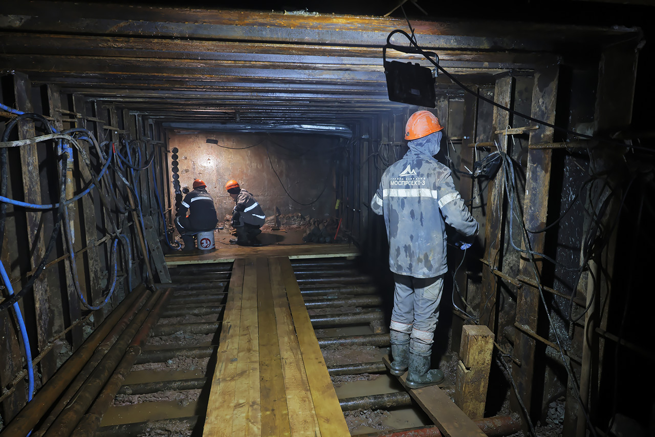 Под землей надо вручную сделать сбойку двух тоннелей