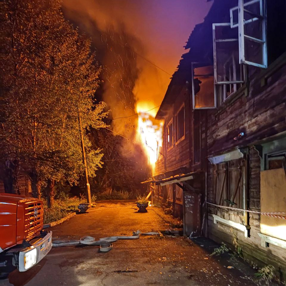На правобережье Красноярска загорелись два дома