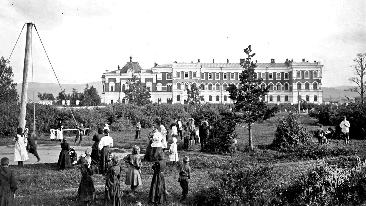 Вид на здание Духовной семинарии Красноярска из Центрального парка, 1910 г.
