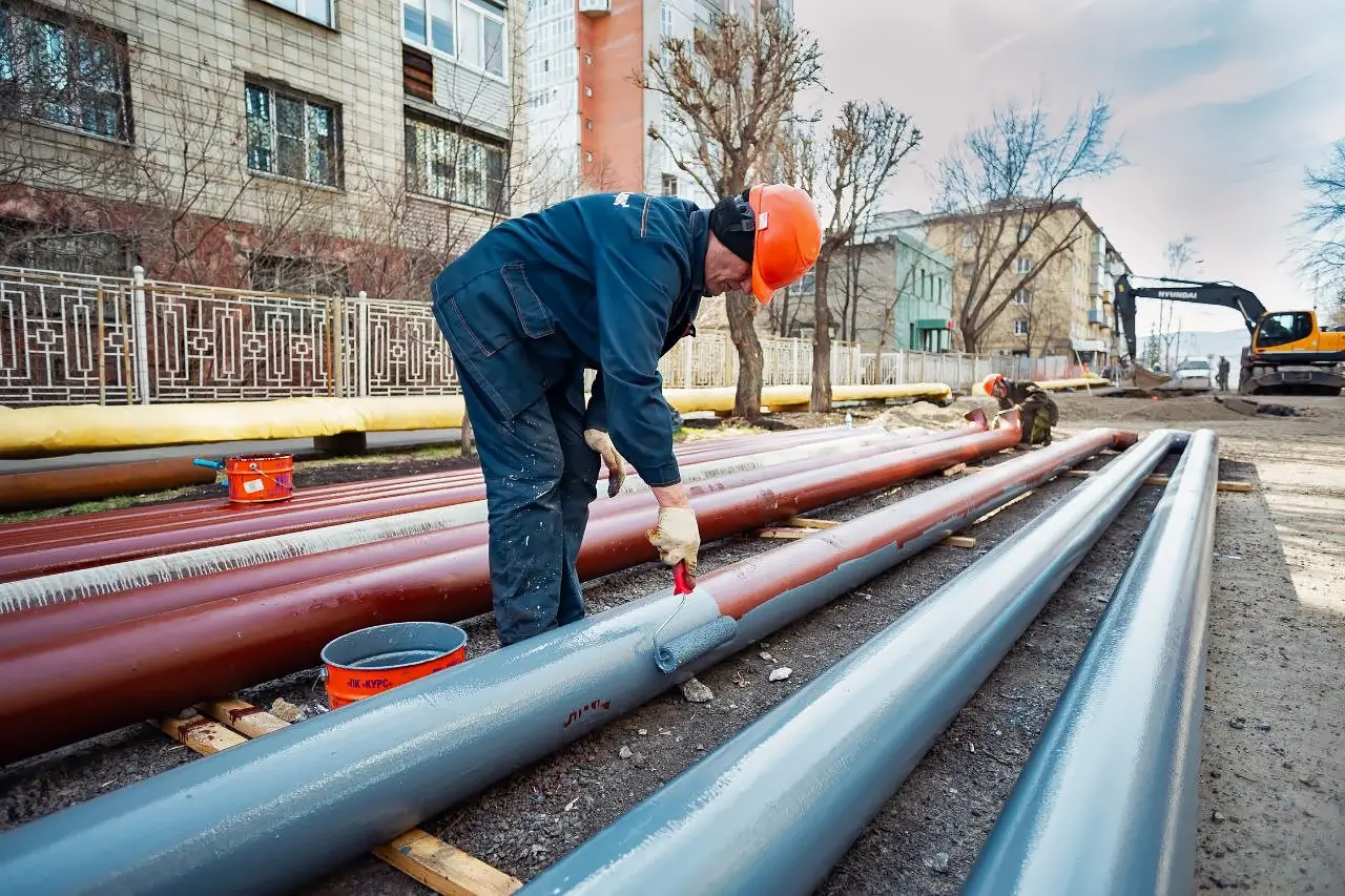 Ремонт теплотрассы на ул. Диктатуры Пролетариата в Красноярске - покраска