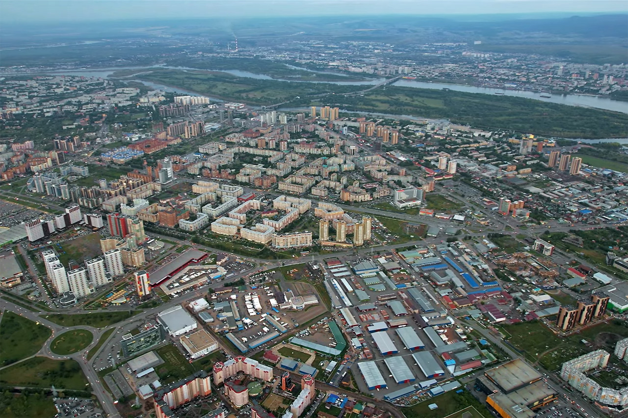 Территория рынка на Шахтеров в Красноярске