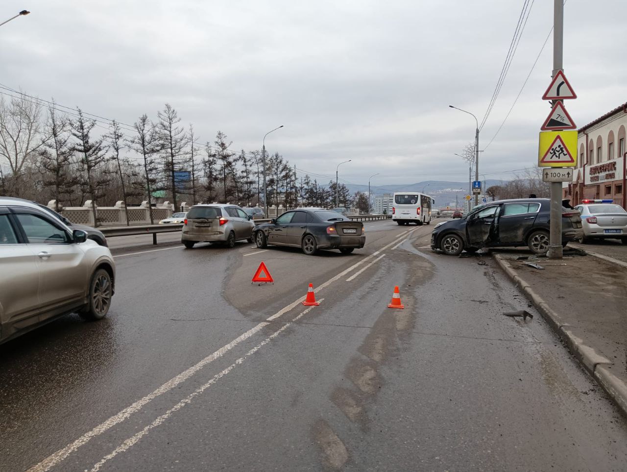 В Красноярске авария на Шахтеров почти полностью перекрыла движение